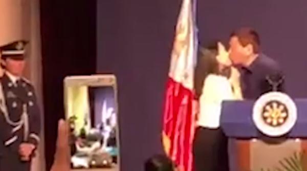 pre edintele filipinez a sarutat o femeie necunoscuta