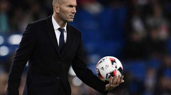 zidane motivul demisiei de la real madrid un jucator a sarit sa l bata