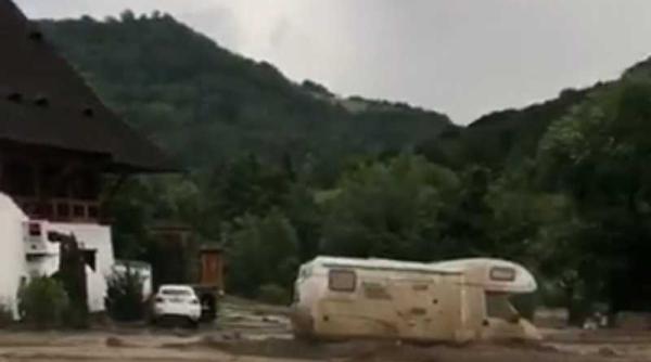inundatii manastira barsana turisti blocati de viitura