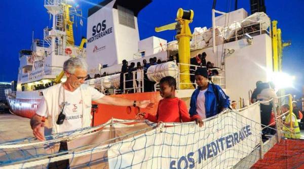 italia a inchis porturile pentru migranti