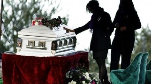 un barbat a murit zdrobit de sicriul mamei sale