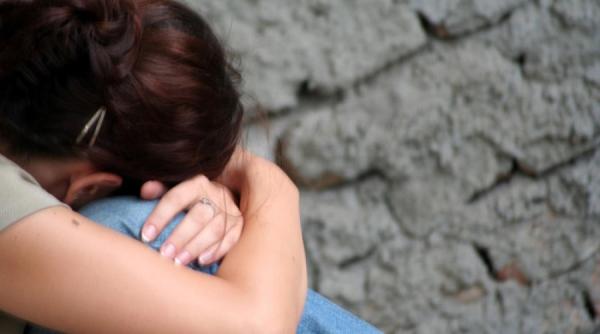 feti a de 13 ani luata in plina zi si violata pe un camp de trei barbati