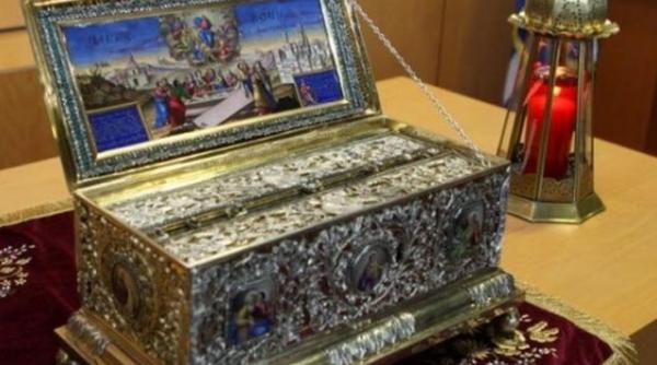 braul maicii domnului expus credincio ilor la biserica aparatorii patriei din sectorul 4