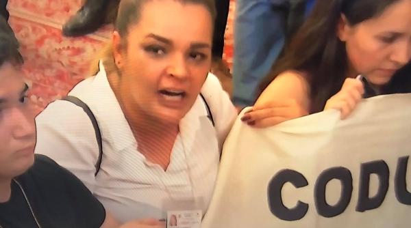 protest radu buzaianu ocat de angi erban protestara care ipa la parlament