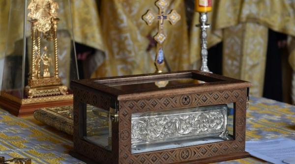 braul maicii domnului mii de credincio i in fa a bisericii aparatorii patriei 1 din sectorul 4