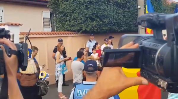 protestatarii acasa la pre edinte carmen iohannis a ie it la fereastra