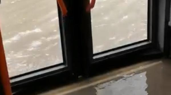 strazi inundate in bucure ti apa a intrat in autobuzele ratb video