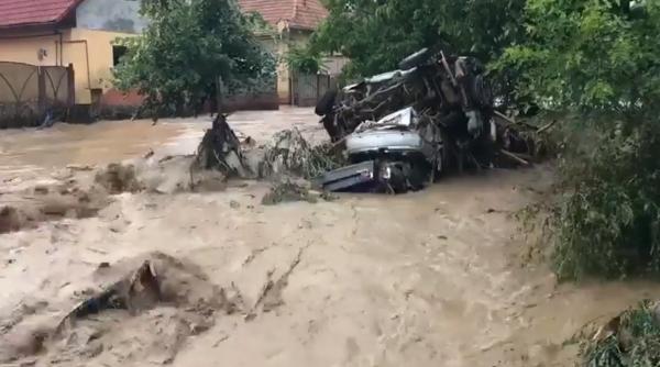 natura s a dezlan uit apa a distrus totul in cale video