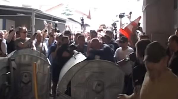 viceprimar aruncat in tomberon la protest video