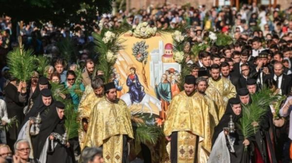 braul maicii domnului peste 20 000 de credincio i in fa a bisericii aparatorii patriei 1