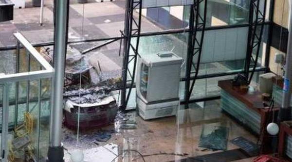 sediu unui ziar izbit intentionat de o furgoneta