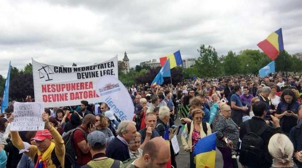 protest in parcul izvor portile de intrare la parlament au fost inchise peste 1 500 de persoane cer demisia guvernului