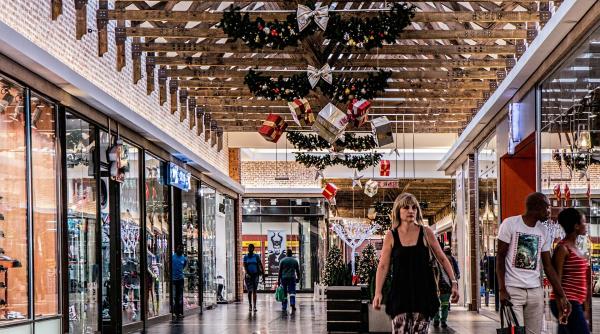 mi care ciudata la mallurile din bucure ti vitrina i cabina de proba oricine o poate pa i