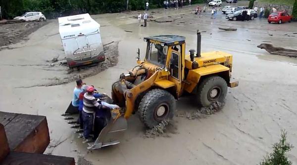 manastirea barsana sub ape evacuare cu buldozerul