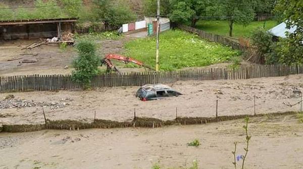 ploi si inundatii sute de persoane evacuate in toata tara