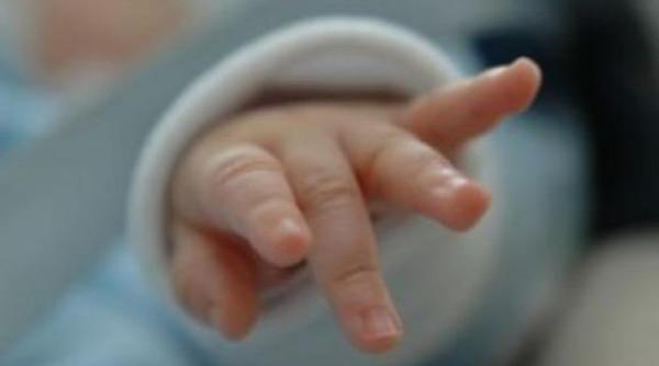 premiera bebelu nascut datorita unui transplant de uter intre surori gemene