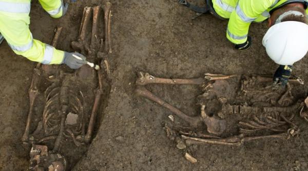 descoperire macabra in timpul lucarilor la o autostrada din marea britanie a fost realizata amputatia pentru ca ei sa nu poata iesi din mormant