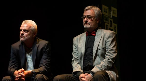 gelu ni u pa anie cu un hipster tatuat ce te ui i ca prostul la mine