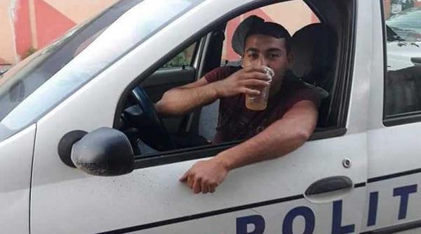 politistii in alerta un tanar s a pozat band bere intr o masina de politie