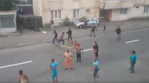 bataie cu furci i topoare primarul harpa tai toate ajutoarele sociale