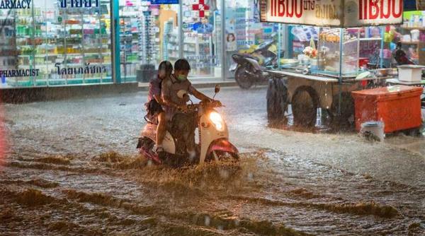 sute de mii de persoane evacuate in japonia precipitatii intense