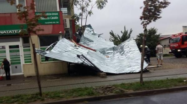 fenomene extreme  acoperisuri smulse si copaci rupti in arad
