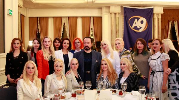 adnan oktar predicatorul inconjurat de pisicu e arestat in turcia
