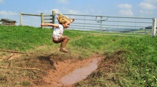 lasa i copilul sa mearga descul beneficiile te vor convinge