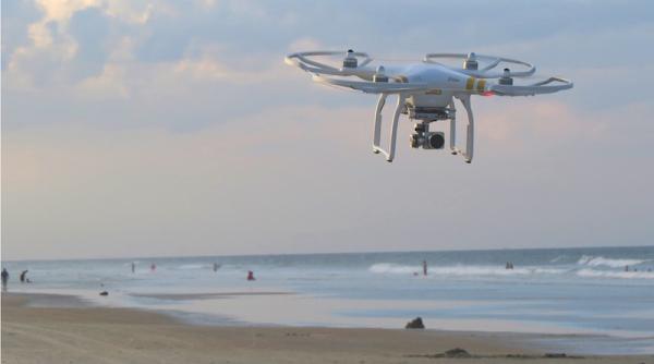 turistii protejati de drone de atacul crocodililor