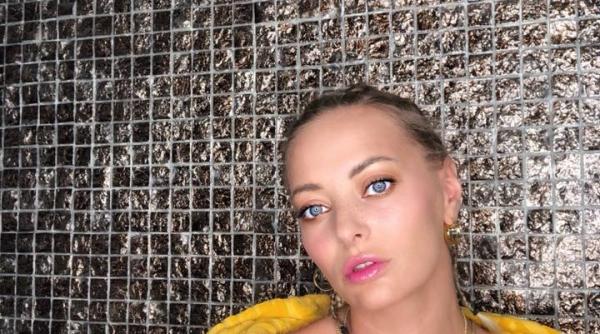 delia grasu xxl inspiratie la piscina cei doi lanseaza un nou single plin de umor