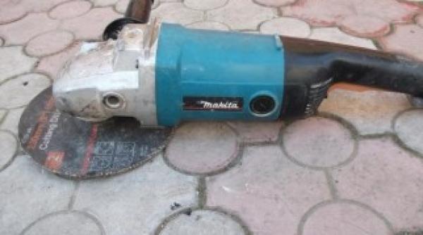 boto ani a folosit flexul pentru a i taia un neg de pe gat