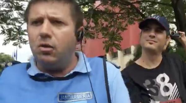 jandarmii umili i de protestatari