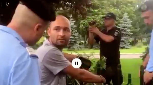 protestatarul dide legat cu lan de gardul guvernului gest extrem