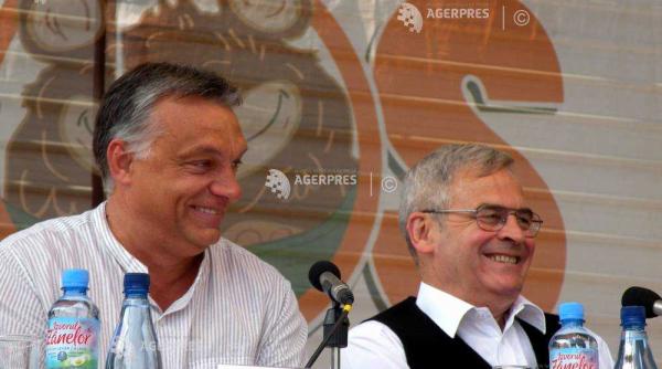 viktor orban alaturi de laszlo tokes la universitatea de vara de la baile tu nad