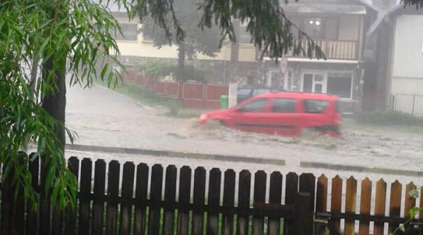 prahova inunda ii i ploi cu grindina video