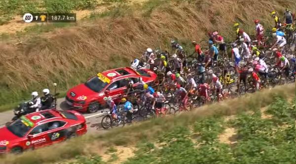 turul frantei oprit gaze lacrimogene i balo i de paie in fa a sportivilor