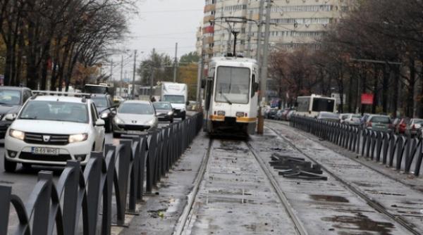 liniile de tramvai 1 si 10  separate cu garduri  anuntul ratb