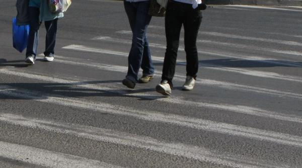 mama i fiica spulberate pe trecerea de pietoni