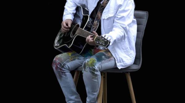 mircea rusu in celebra gradina a muzeului literaturii