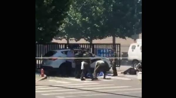 o femeie ar fi incercat sa si dea foc in fata ambasadei sua la beijing