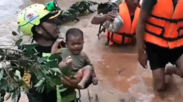 chipul catastrofei un copil in lacrimi salvat din ape in laos video