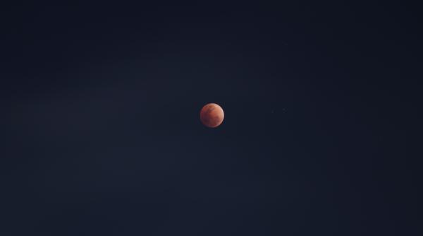 eclipsa luna 27 iulie romania de ce va fi luna rosie