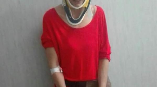 femeie batuta la semafor se da jos o mini matahala imi smulge usa