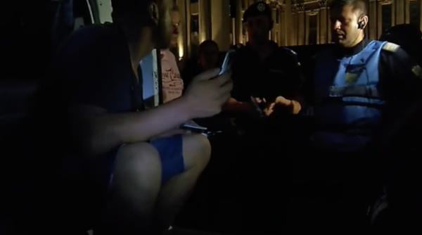 protestatari rezist baricada i in duba haos cu jandarmii in pia a victoriei