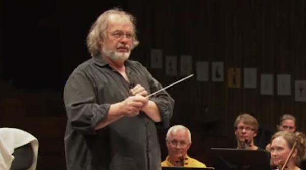 un renumit dirijor austriac a demisionat dupa ce a fost acuzat de hartuire