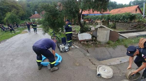 pompieri interven ii in ara o femeie a murit dupa ce a luata de viitura in curtea sa