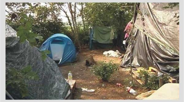 sute de migranti africani s au reinstalat in centrul unui oras din vestul frantei