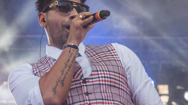 timi oara a fluturat pistoulul in aer la concertul lui connect r