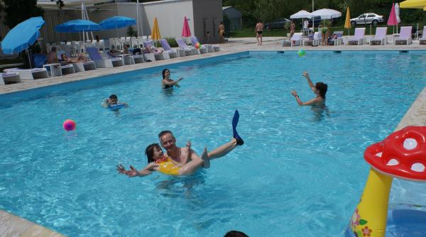 a a cum nu l ai mai vazut unde i a dus designerul mihai albu feti a in vacan a