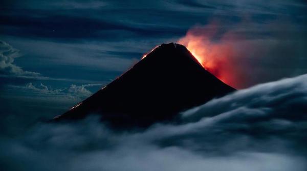 vulcanul fuego din guatemala a erupt din nou echipele de interventie  evacuate de autoritati